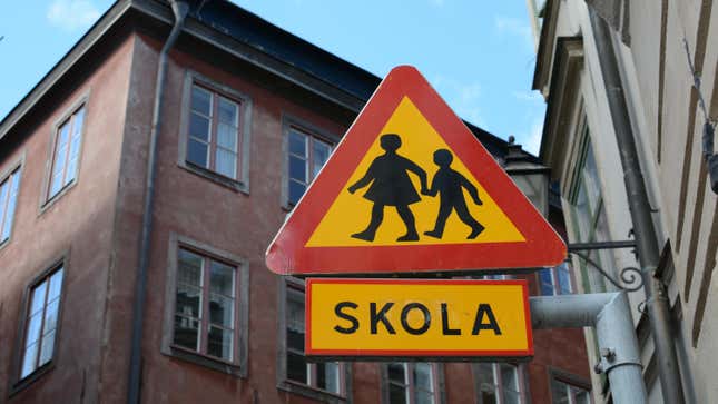 صورة لمقال بعنوان الطلاب السويديون يعودون إلى المدرسة ويحصلون على كتب تناظرية